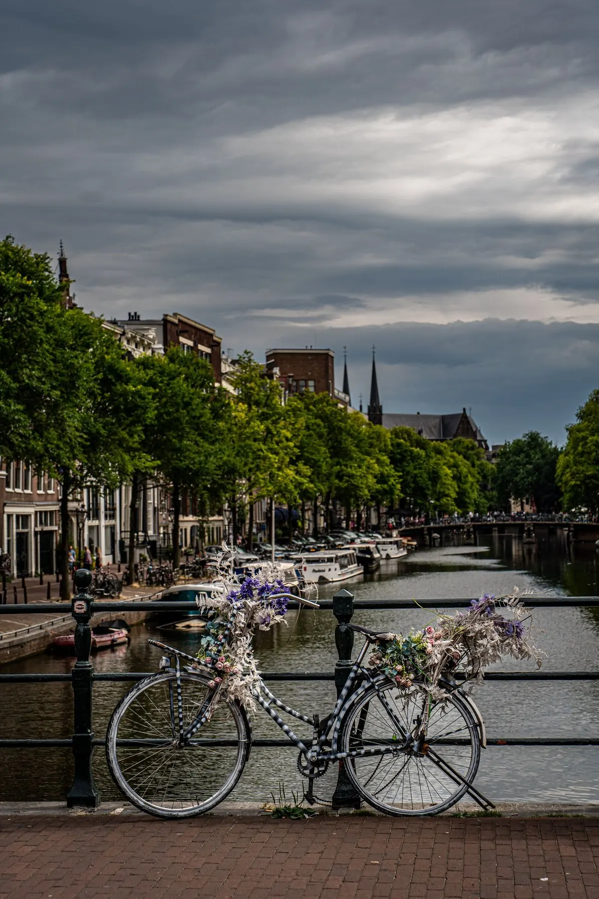 Fietsen op een brug in Amsterdam