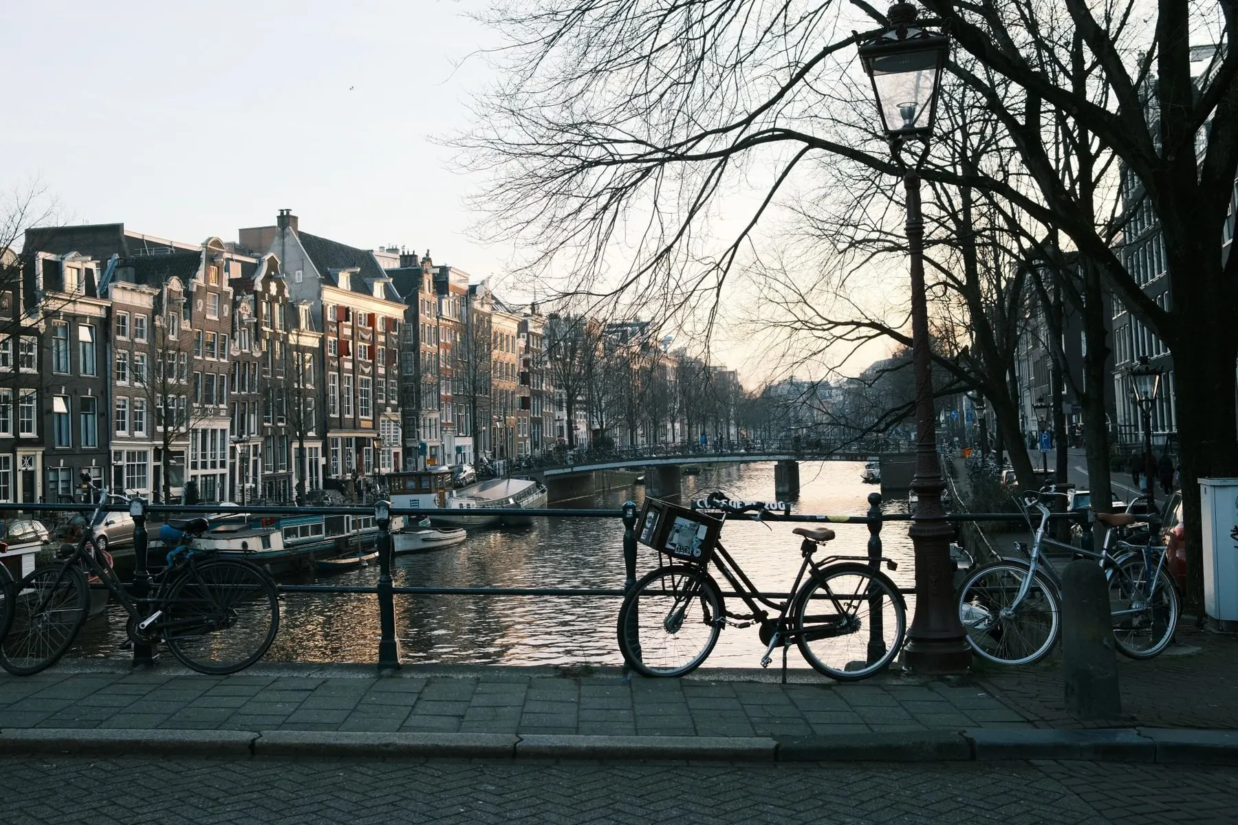 Fietsen langs een gracht in de schemering