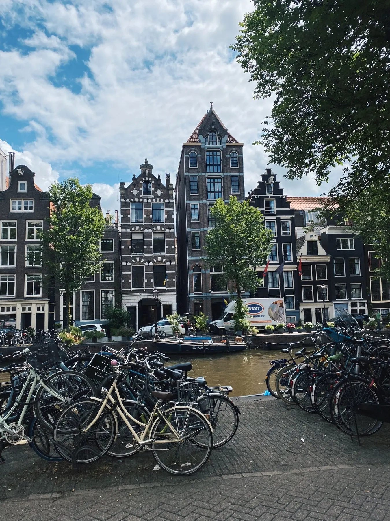 Witte fiets voor grachtenpanden