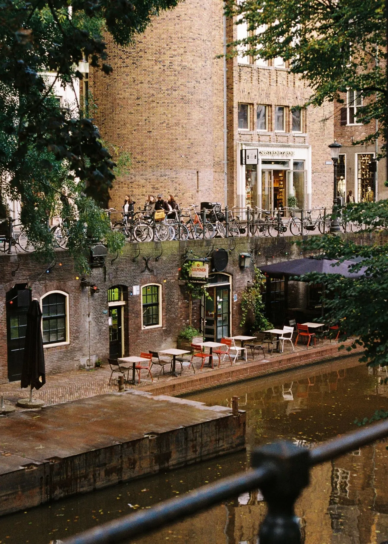 Cafétafels aan een gracht