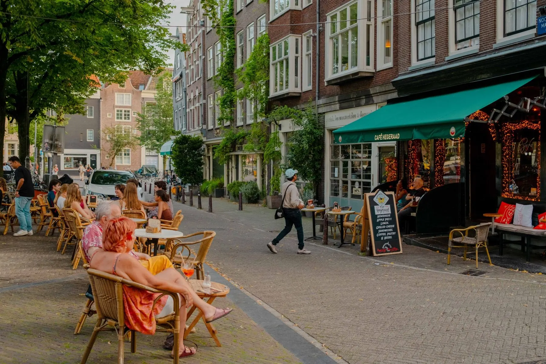 Terras aan een Amsterdamse straat