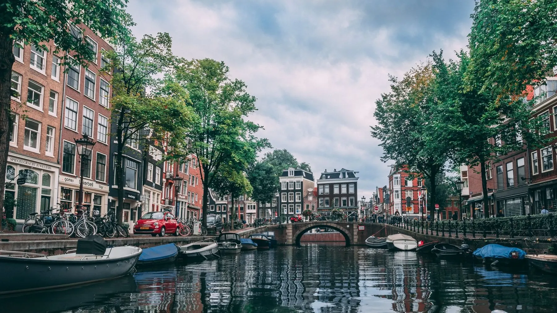 Gracht met brug, boten en gevels