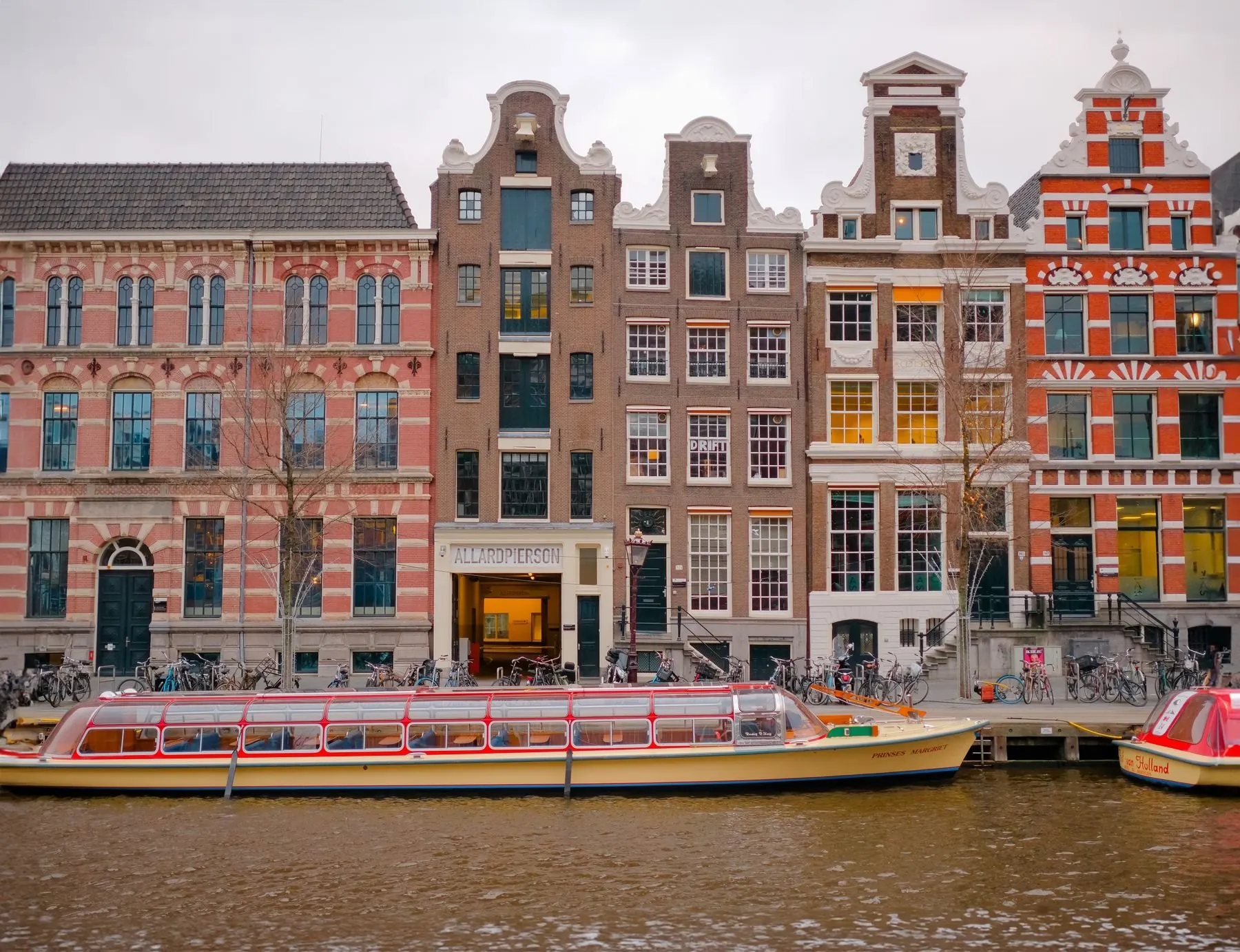 Rondvaartboot voor Amsterdamse gevels