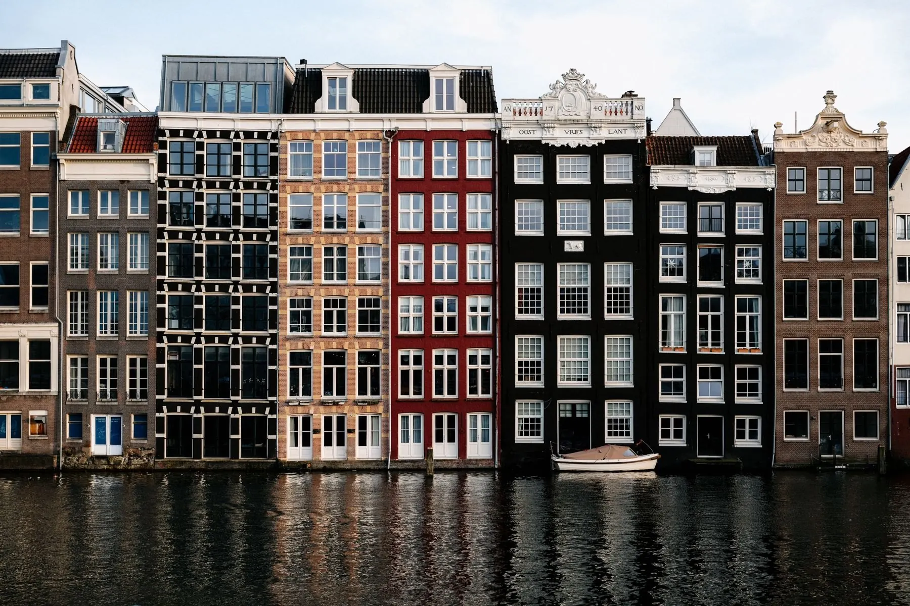 Kleurige gevels aan het water in Amsterdam