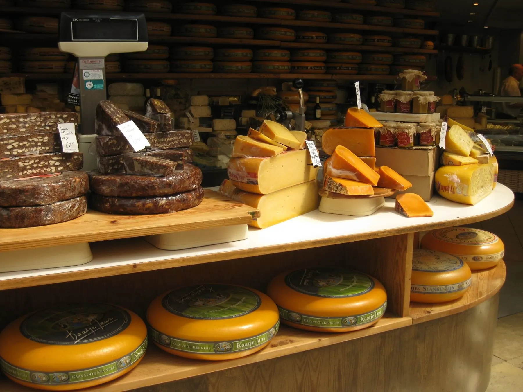 Nederlandse kazen in een winkel