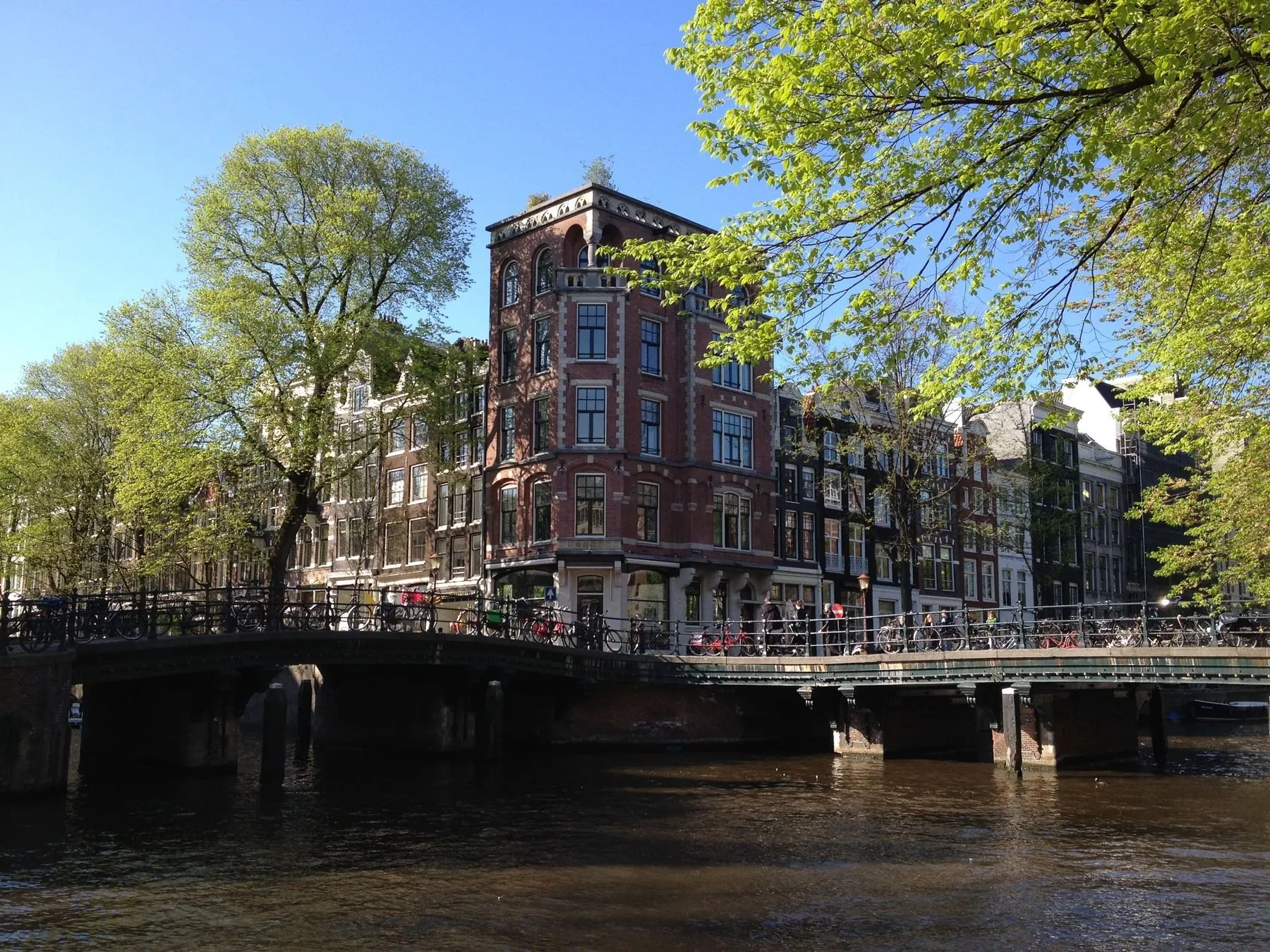 Brug en hoekhuis aan een Amsterdamse gracht