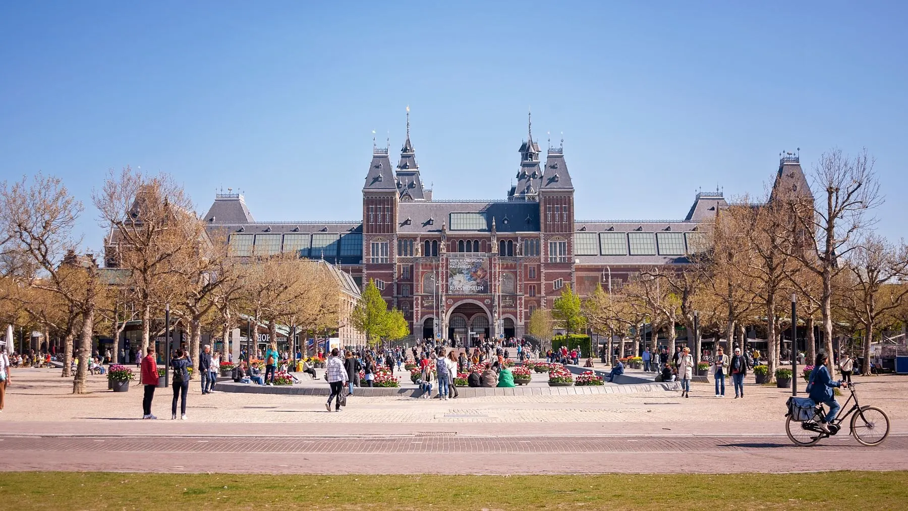 Voorgevel van het Rijksmuseum aan het Museumplein