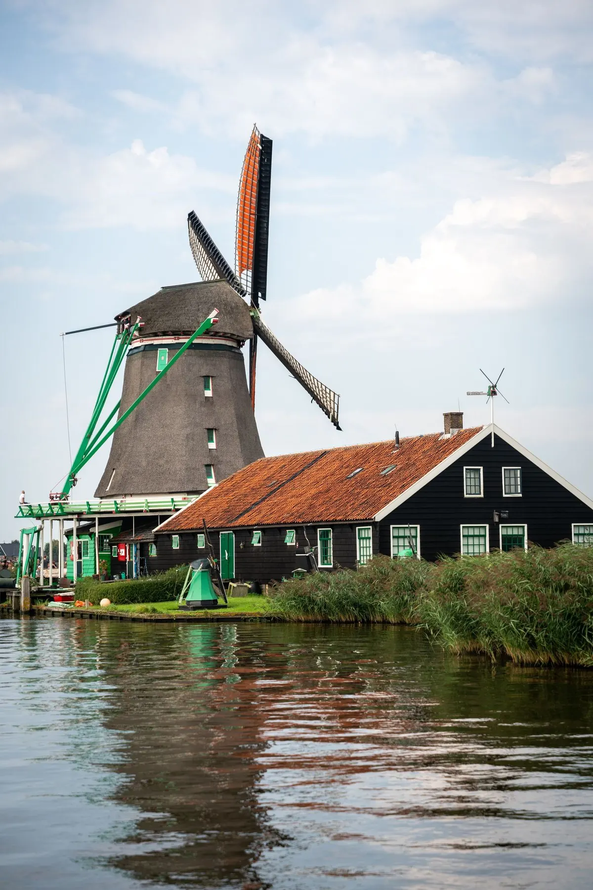 Molen en zwart huis aan het water